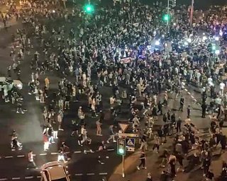 В Минске люди сбивают машинами ОМОН, в ход пошли коктейли Молотова