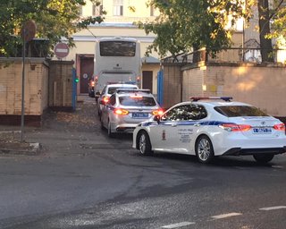 Автобусы из "Лефортово" прибыли в аэропорт "Внуково". Там уже находится украинский самолет