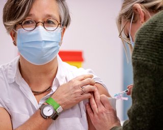 Инъекции надежды. Чем отличаются вакцины от COVID-19 и можно ли без них обойтись