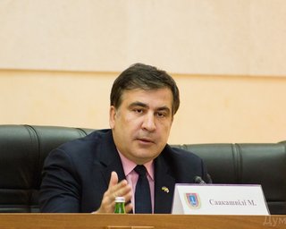 Саакашвили спрашивает у украинцев, идти ли на выборы с Кличко