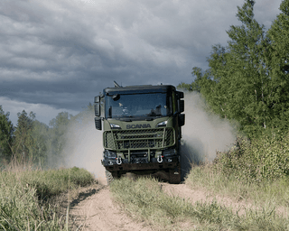Scania представила найсучасніші вантажівки для військових: у чому їхня особливість
