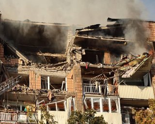 Без крыши, перекрытий и фасада: в Харькове дроны РФ попали в многоэтажные дома (фото)