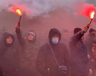 Сторонники Стерненко забросали фаерами Офис генпрокурора и разошлись (видео)