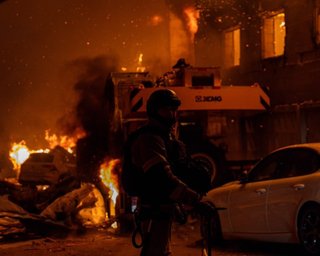 Взрывы без тревоги в Киеве: в двух районах начались пожары, есть жертвы, атака продолжается (фото)