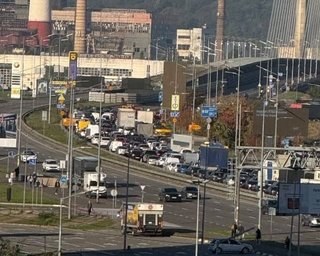 Таксі за 2300 гривень: Київ застиг у гігантському заторі через перекриті мости (фото, відео)