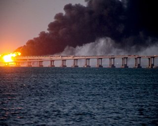 "Было пасмурно, но тепло": Зеленский отреагировал на подрыв Крымского моста (видео)