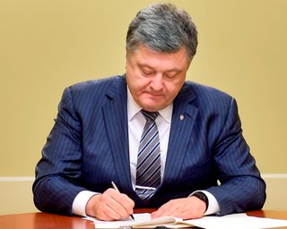 Порошенко вручил государственные награды двум митрополитам УПЦ МП