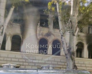 У Севастополі після вибухів спалахнув штаб ЧФ РФ: очевидці повідомляють про "чорні мішки"