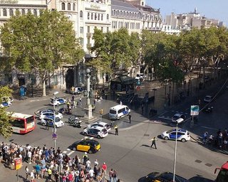 В Барселоне фура въехала в толпу: десятки раненых