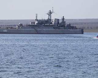 Был захвачен в 2014 году: ВСУ поразили БДК "Константин Ольшанский" в Крыму, детали (фото)