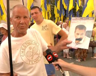 Активист забыл, что пришел на митинг в поддержку языкового закона