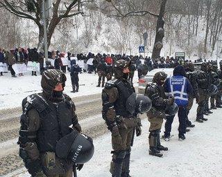 У Києві перед форумом "Україна 30" проходить мітинг Нацкорпусу та противників закриття каналів