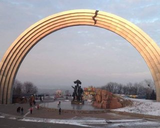 На Арке дружбы народов в Киеве появилась "трещина" в напоминание об узниках Кремля