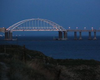 Кримський міст перекрито: Керч знову під атакою дронів, у Сімферополі зникло світло (відео)