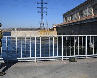 Окупанти оголосили евакуацію з робочих місць у Новій Каховці