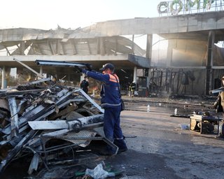 Из-под завалов ТЦ "Амстор" в Кременчуге пропали сейфы с украшениями и наличкой, — СМИ