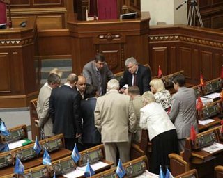 Граждане не доверяют партиям, но готовы пустить 7 сил в парламент