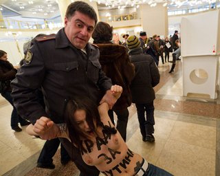 Путин сожалеет, что не застал активисток Femen на избирательном участке