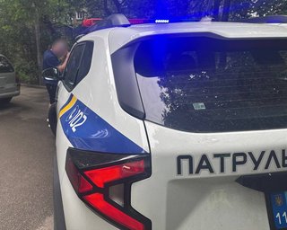 В Киеве подросток напал на родных с ножом и ранил полицейского (видео)