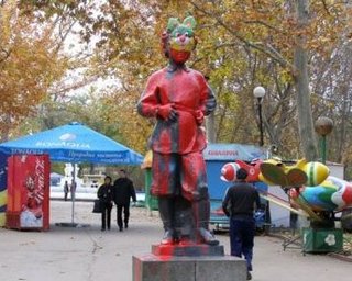 В Севастополе памятник Ленину облили краской и нацепили маску зайчика