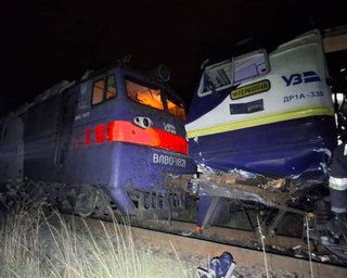 Потрощило вагони: у Львові сталась аварія з пасажирським потягом, є постраждалі (фото, відео)