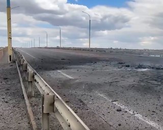 Херсонские коллаборанты закрыли Антоновский мост для движения после ударов ВСУ (видео)