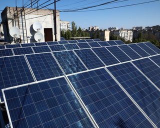 Сонячні панелі в Україні врятували від блекуатів десятки будинків: де ставлять безкоштовні батареї