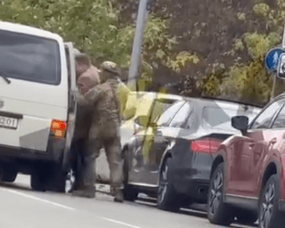 Украинец сделал предложение девушке, имитировав свою "бусификацию" (видео)