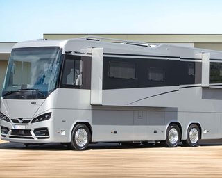 Маєток на колесах: вантажний Mercedes перетворили на автодім за 2,2 мільйона євро (фото)
