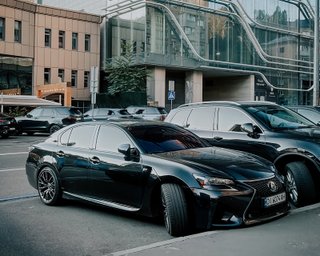 Їх випустили лише 3252: у Києві помітили доступнішого конкурента BMW M5 від Lexus (фото)
