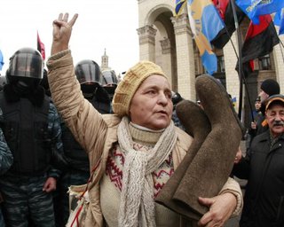 Празднование Дня Свободы завершилось, участники акции покидают Майдан