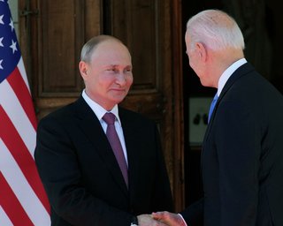 "Нагнетание истерии о вторжении РФ": у Путина озвучили свою версию разговора с Байденом