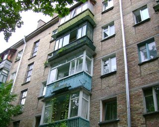 Янукович ветировал закон, обязывающий платить за балконы и лоджии