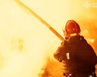 Яркие вспышки в Одессе и пожары в Павлограде: РФ атаковала Украину "шахедами", есть жертвы (фото)