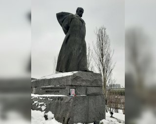 Ракетный удар по Днепру: в городах России начали массово появляться стихийные мемориалы (фото)