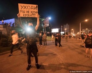 Протесты в Беларуси, третья ночь:  силовики передвигаются на машинах скорой помощи и нападают на журналистов