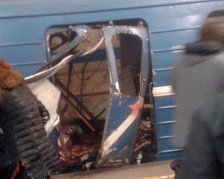 10 человек погибли из-за взрыва в метро Санкт-Петербурга (трансляция)