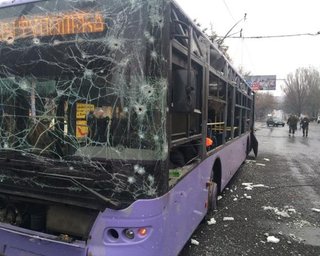 13 человек погибли на остановке транспорта в Донецке (фото, видео)