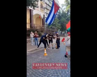 "Голодомора мало?": в Киеве избили участников митинга в поддержку Лукашенко (видео)