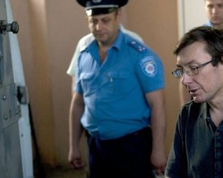 Луценко посоветовал судье потребовать от Рады закон о присяжных