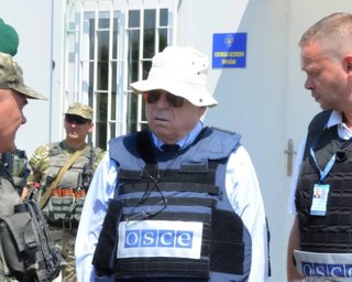 Координатору ОБСЕ боевики в Луганске не позволили встретиться с тремя заложниками
