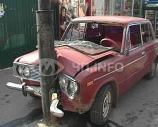 В Киеве ВАЗ сбил двух людей и врезался в столб
