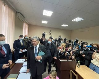 "Нарушение моих прав": Порошенко пытались назначить бесплатного адвоката (видео)