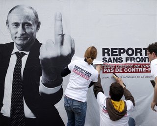 В Париже Репортеры без границ развесили плакаты с Путиным, показывающим средний палец