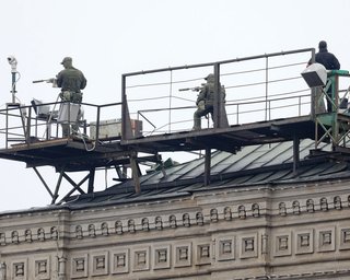 Блокпости та оточений кулеметниками Кремль: як Москву готують до параду на 9 травня (відео)