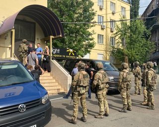 СБУ пришла с обысками к маме жены Виктора Медведчука (фото, видео)