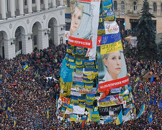 Тимошенко попросила убрать с Майдана ее портреты