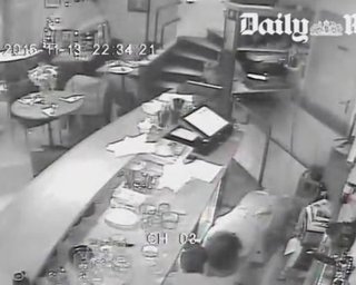 Daily Mail обнародовала видео расстрела посетителей ресторана в Париже