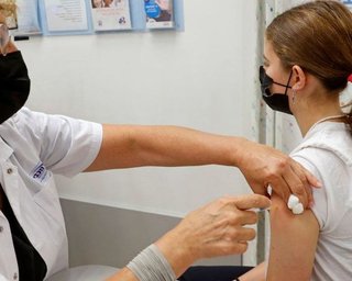 Тысяча за вакцинацию: деньги будут платить подросткам от 14 до 18 лет
