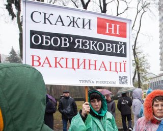 Антивакцинаторы заблокировали центр Киева: к протесту присоединилась Надежда Савченко (видео)